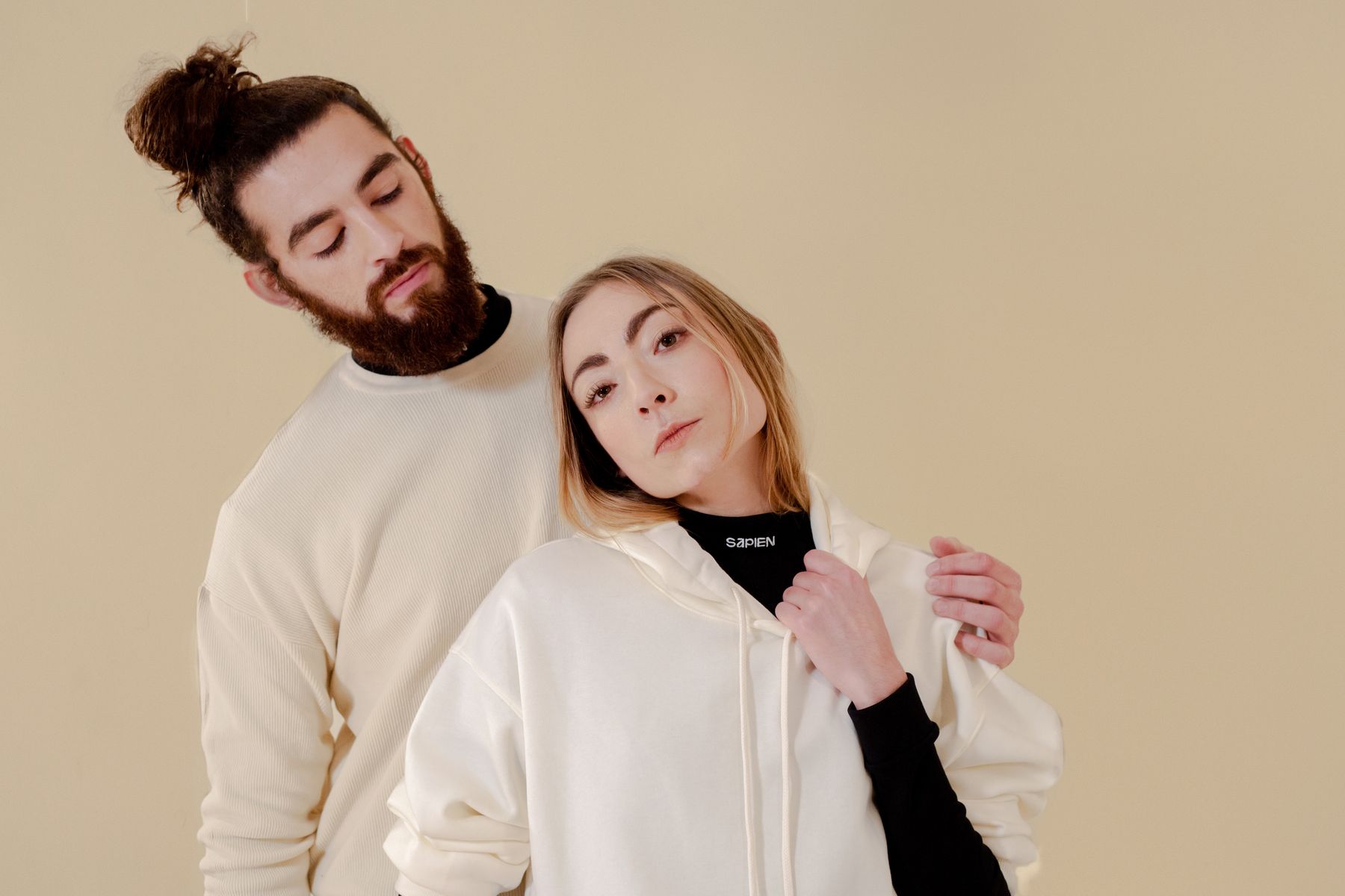 Sapien noir porté avec : sweat, zippé crème