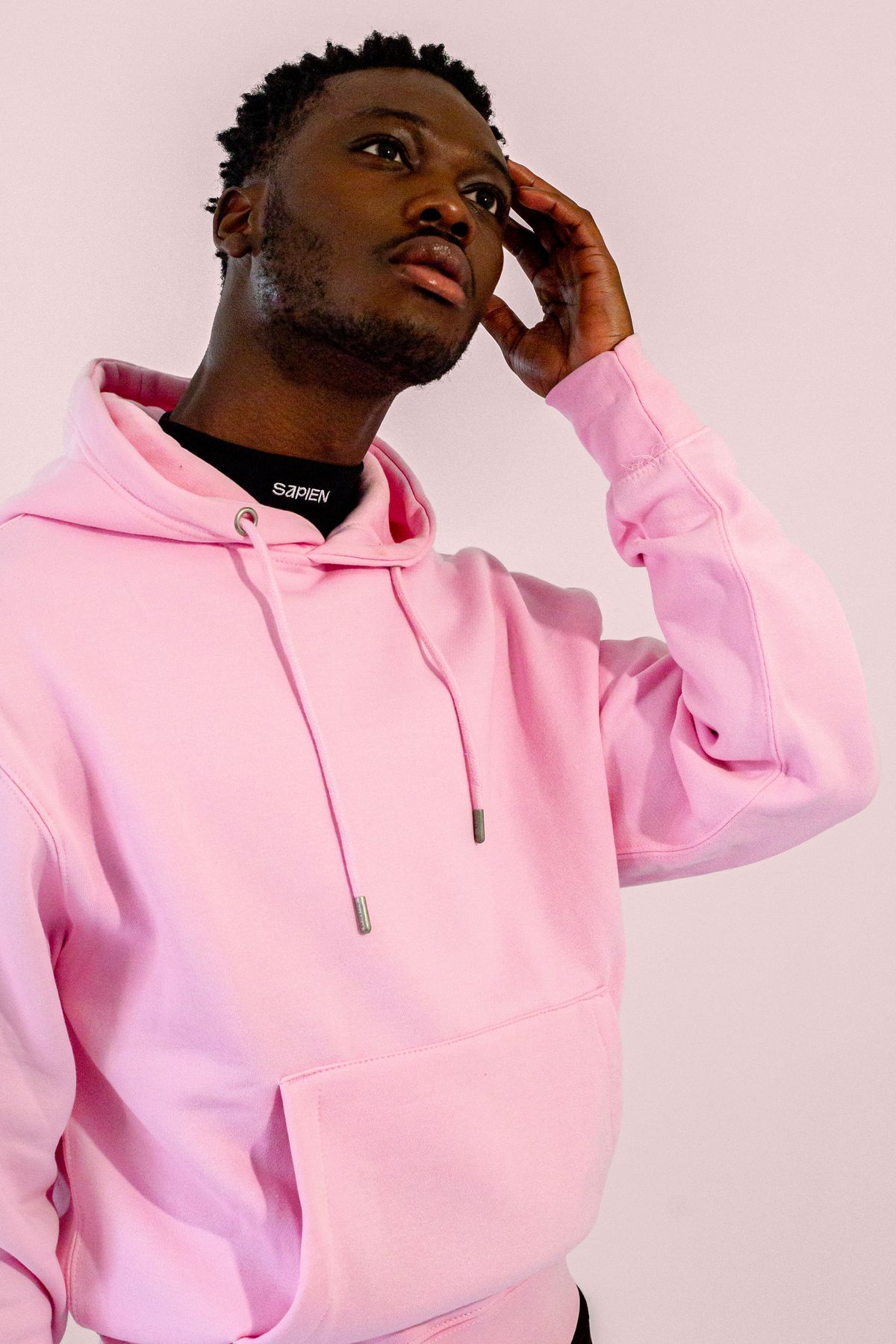 Sapien noir porté avec : hoodie rose