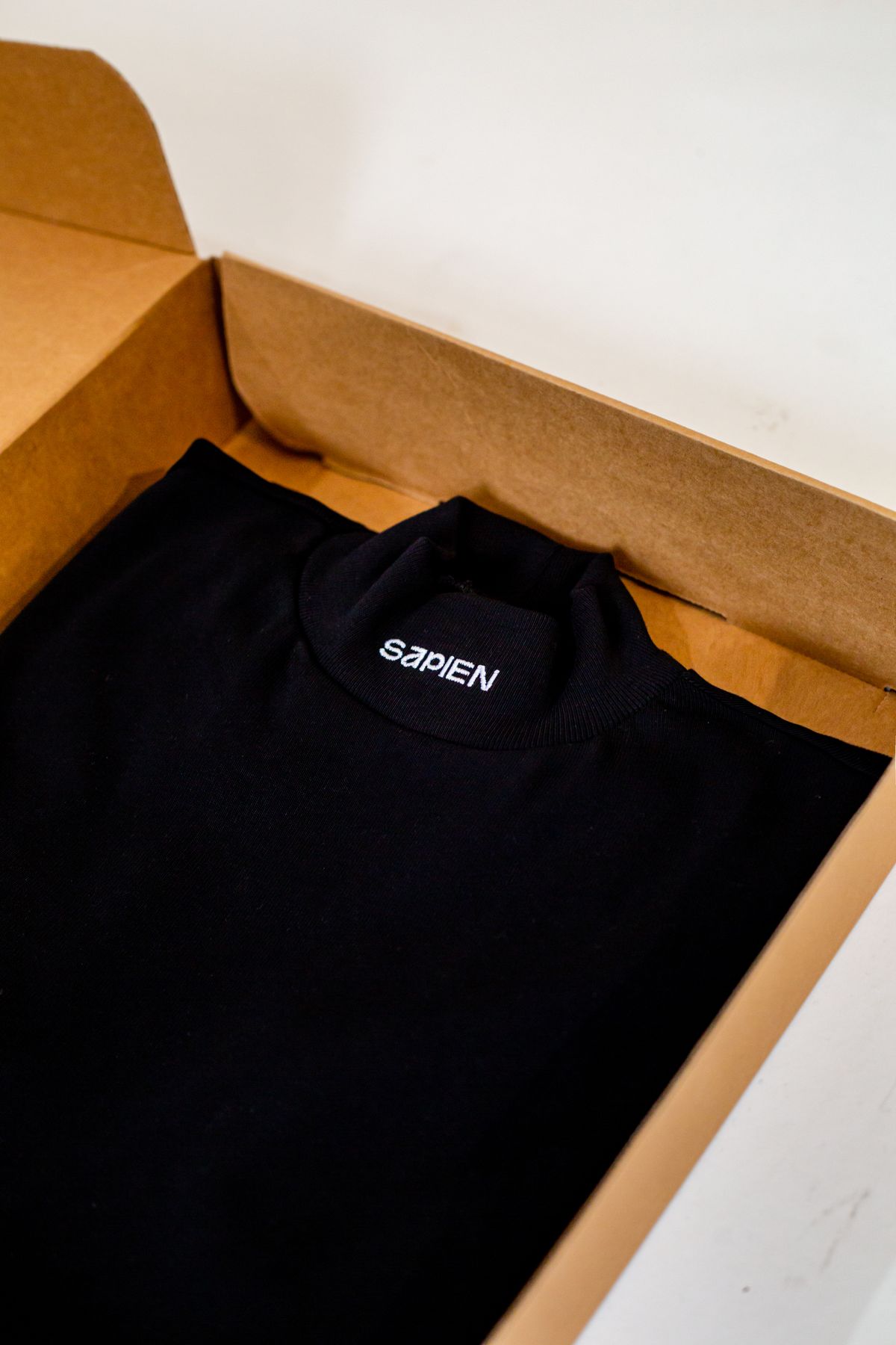Pull Sapien dans sa boîte en carton
