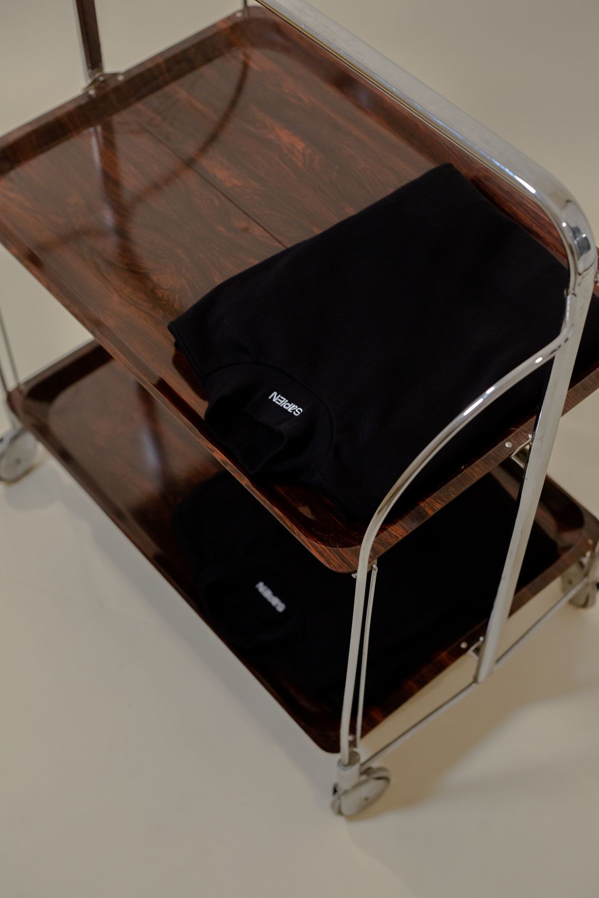 Pull Sapien plié sur un plateau en bois